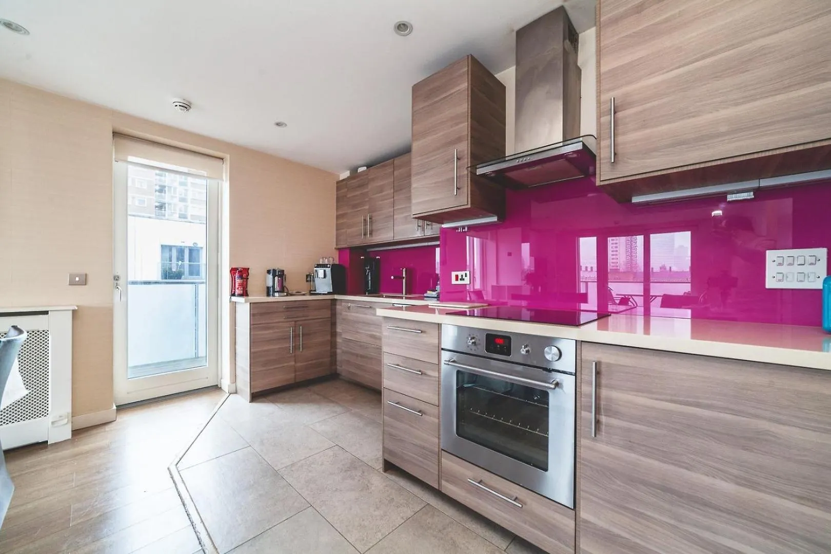 Cosy 2-Bed Poplar Flat W/ City Views London 0*,  United Kingdom