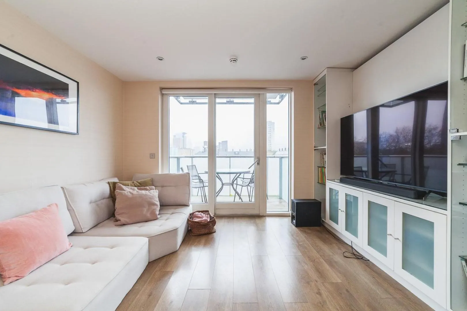 Cosy 2-Bed Poplar Flat W/ City Views London