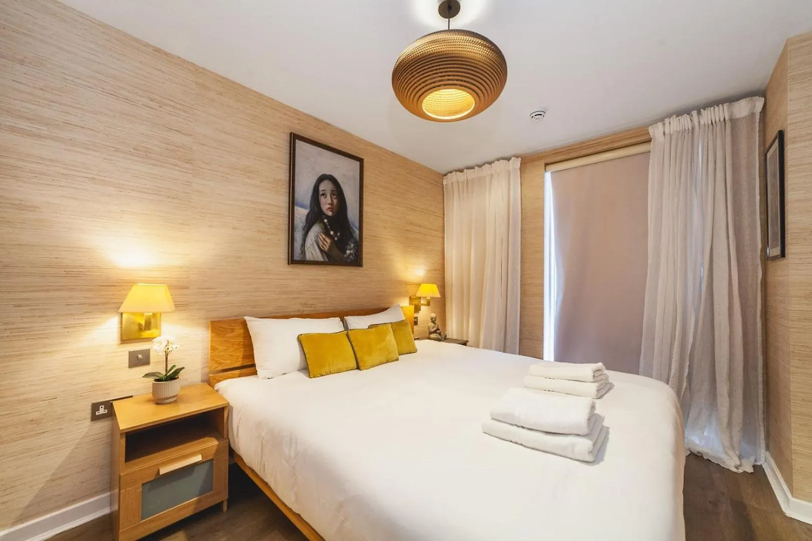 Cosy 2-Bed Poplar Flat W/ City Views contacts
